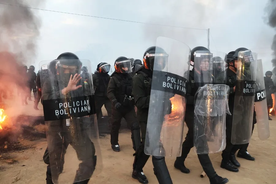 Al menos dos policías resultan heridos durante operativo de desbloqueo en Bolivia