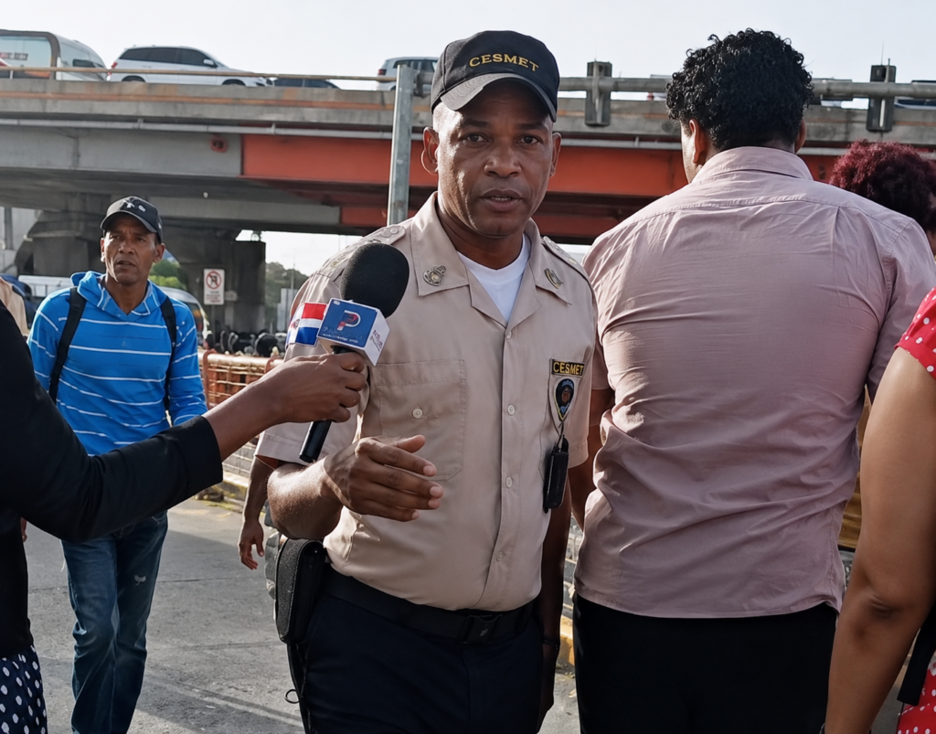 Momento en que agentes del Cesmet intentan impedir que el equipo de Panorama realice su labor de prensa.