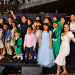 Iván Ruiz junto a niños participantes de ediciones anteriores de Pequeños Grandes Talentos / Karina Jiménez