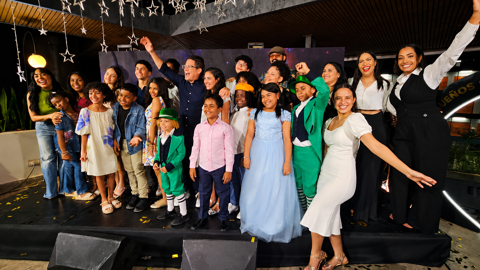 Iván Ruiz junto a niños participantes de ediciones anteriores de Pequeños Grandes Talentos / Karina Jiménez