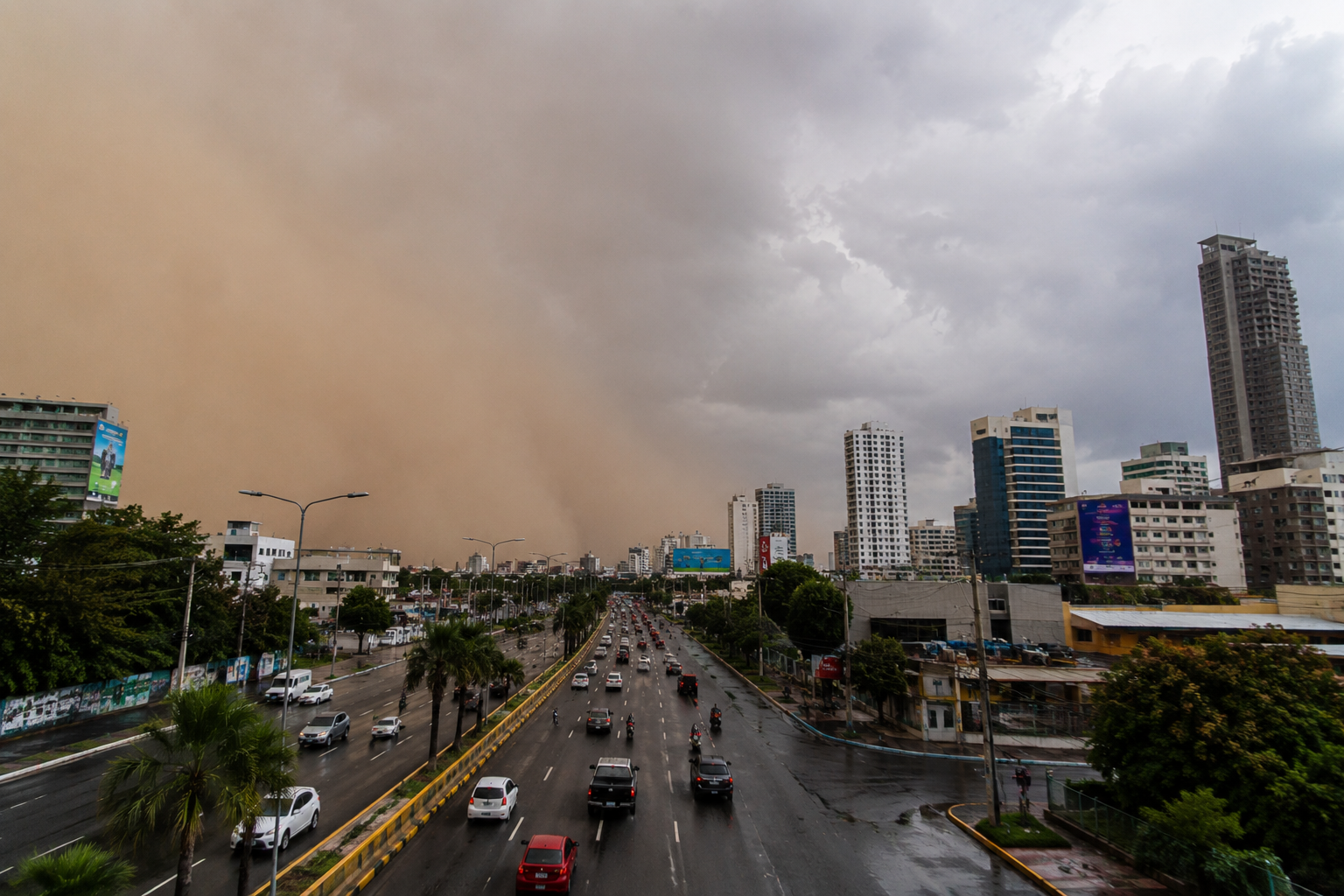 Polvo de Sahara crea ambiente grisáceo en el San Santo Domingo / Imaaaaagen creada por la IA