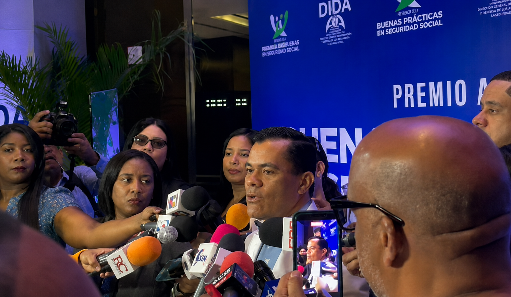 Elías Báez, director de la DIDA, dudante un encuentro con miembros de la prensa.