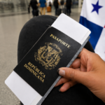 Pasaporte dominicano junto a la bandera de Panamá