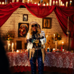 Fefita la Grande en una escena del video "Ay San Miguel", de Romeo Santos y Prince Royce
