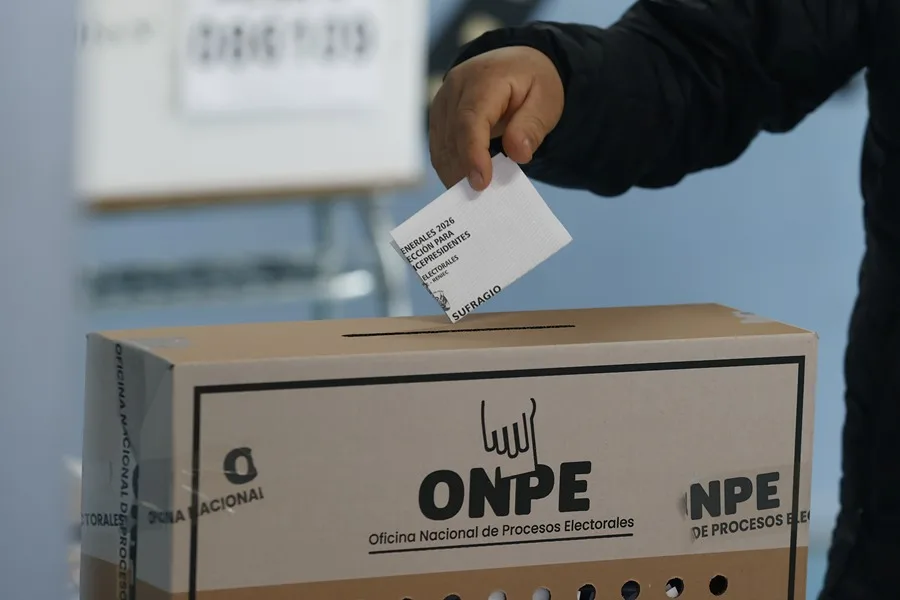7 de junio de 2026 de una persona votando durante la jornada de la segunda vuelta presidencial peruana, en Santiago (Chile).