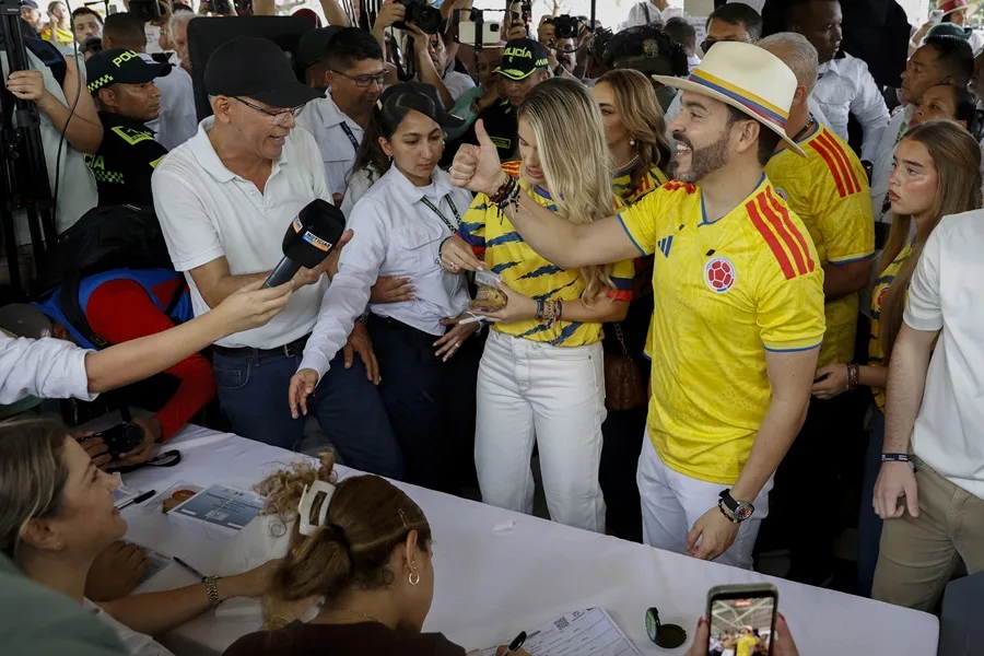 Combo de fotografías de los candidatos a la Presidencia de Colombia, Iván Cepeda (i), del izquierdista Pacto Histórico, y el ultraderechista Abelardo de la Espriella (d), al acudir a votar en la segunda vuelta de las elecciones. EFE/Carlos Ortega/Mauricio Dueñas Castañeda.