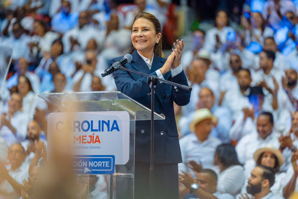 La alcaldesa de la capital dominicana ocupa el primer puesto según el balance de CBGLOBALDATA, con una imagen positiva del 58.9% y una tendencia al alza respecto al mes anterior. Foto cortesía redes sociales..