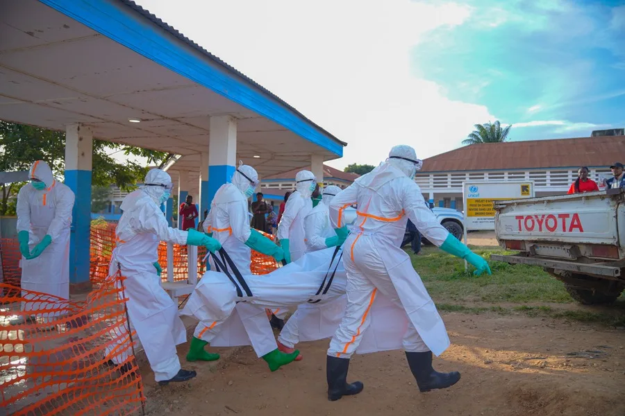 Personal médico traslada el cuerpo de una víctima de ébola en el Hospital General de Bunia, en la provincia congoleña de Ituri. EFE/EPA/Dieudonne Dirole.