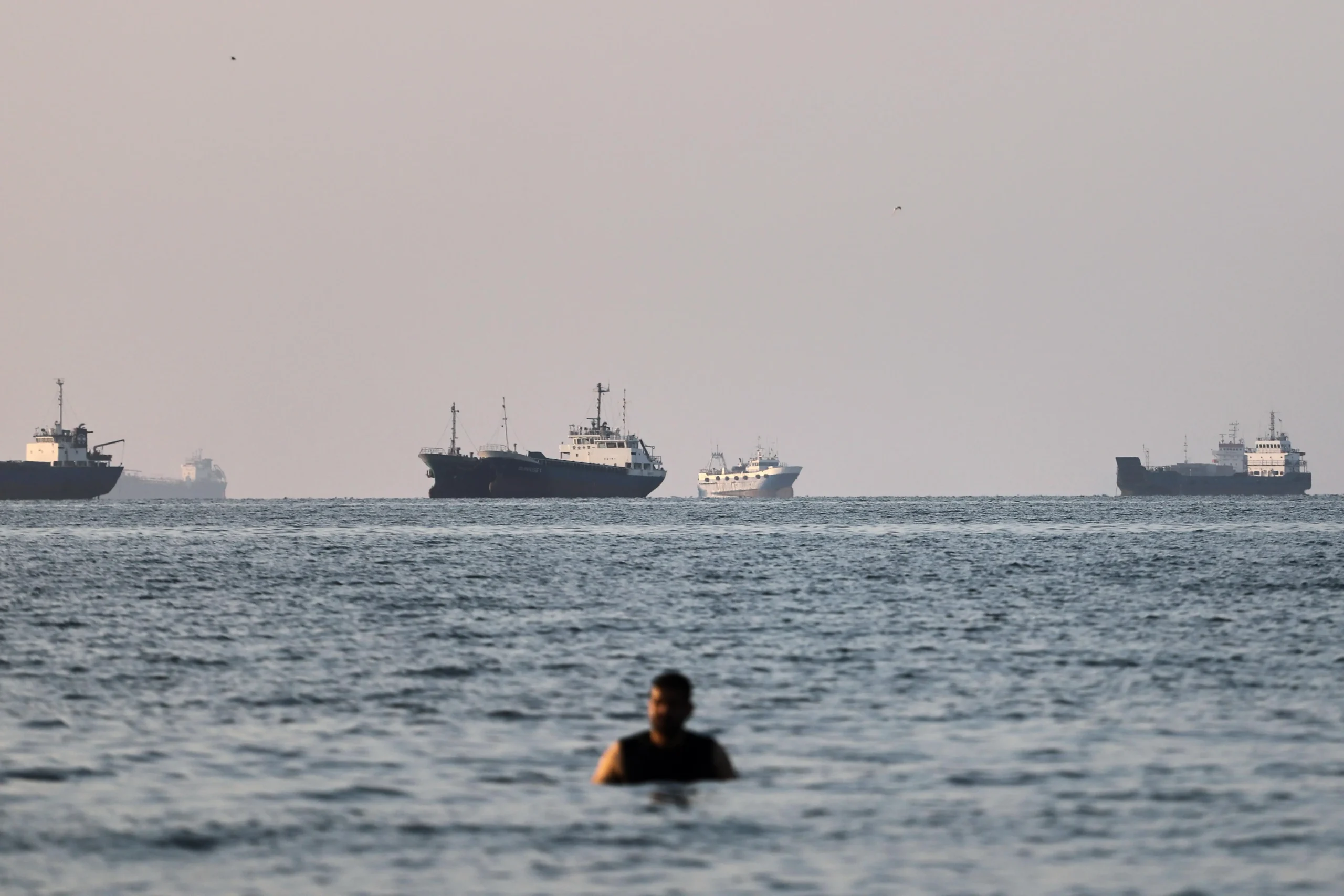 Ormuz reabrirá tras alza del 10 % del crudo por la guerra