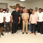 El ministro de Defensa, el teniente general Carlos Antonio Fernández Onofre y el Comisionado Nacional de Béisbol, Junior Noboa, junto al tercer grupo de jugadores que llegó al país este domingo desde Venezuela