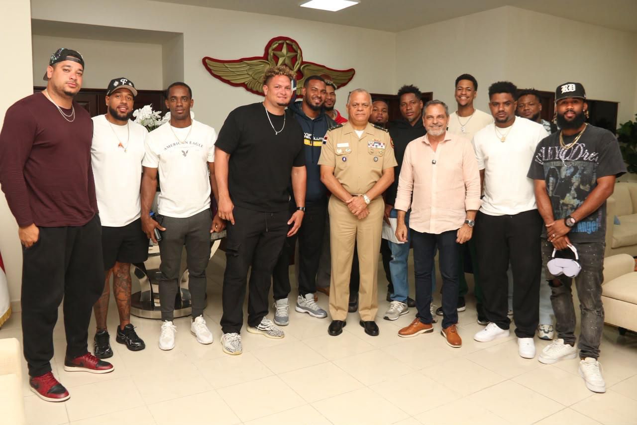 El ministro de Defensa, el teniente general Carlos Antonio Fernández Onofre y el Comisionado Nacional de Béisbol, Junior Noboa, junto al tercer grupo de jugadores que llegó al país este domingo desde Venezuela