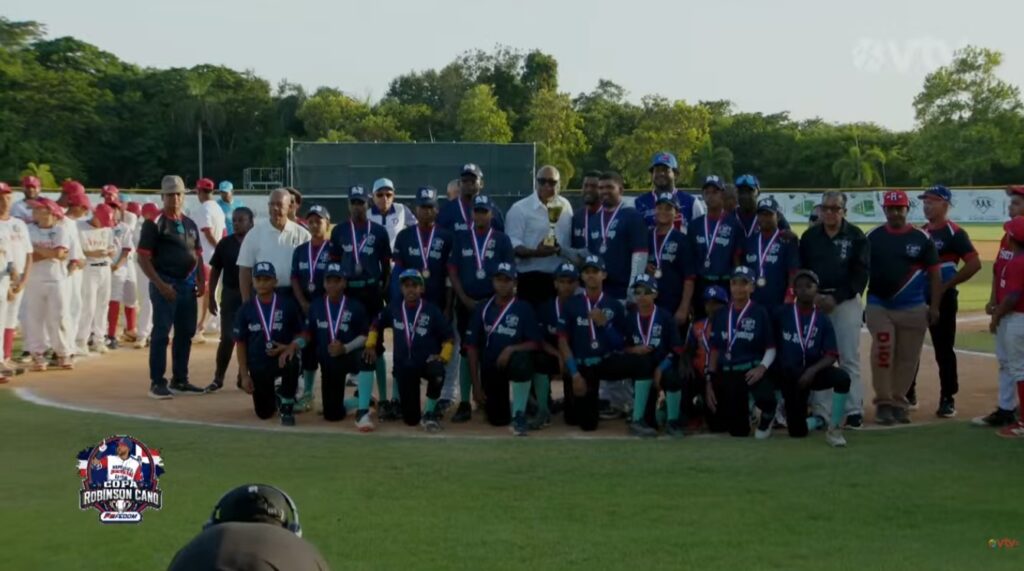 Equipo de la Provincia Santo Domingo recibe sus medallas y trofeo del tercer lugar