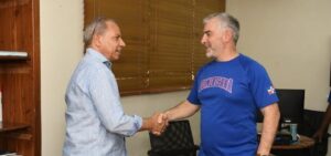 Presidente de Fedosa, Garibaldi Bautista saluda al técnico argentino.