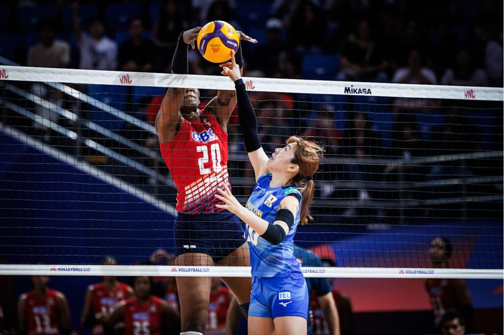 Brayelin Martínez bloquea a una de las jugadoras de Japón en el tercer parcial