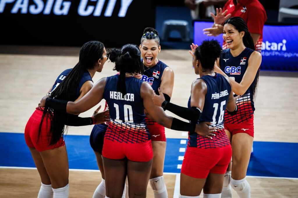 Las dominicanas festejan haber ganado su segundo set al hilo ante sus rivales en el juego de hoy