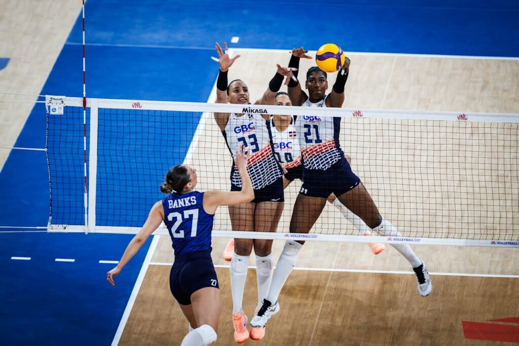 Banks, de Estados Unidos, ataca con un remate a República Dominicana en la Liga de Naciones.