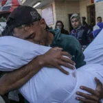 Un palestino lleva en brazos el cuerpo de su hija de 4 años, muerta en un ataque israelí, en una imagen de archivo. EFE/EPA/Mohammed Saber.
