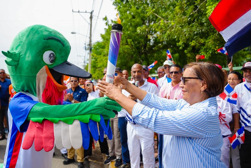 Luisa Jiménez de la Mota, gobernadora de La Vega, con la antorcha de los Juegos Centroamericanos y del Caribe Santo Domingo 2026.