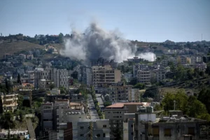 Bombardeo del ejercito israelí sobre la ciudad de Nabatieh, en el sur de Líbano, este viernes / EFE