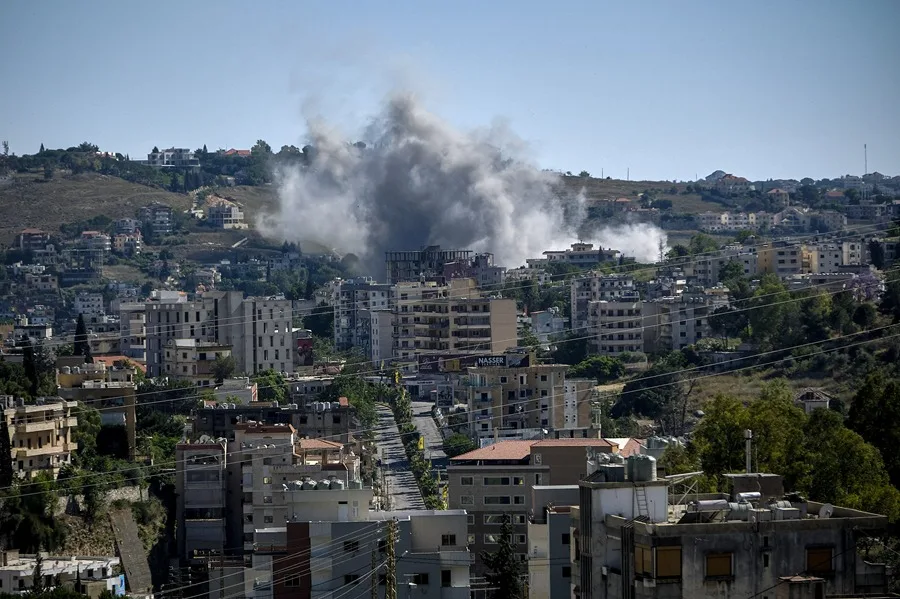Bombardeo del ejercito israelí sobre la ciudad de Nabatieh, en el sur de Líbano, este viernes / EFE