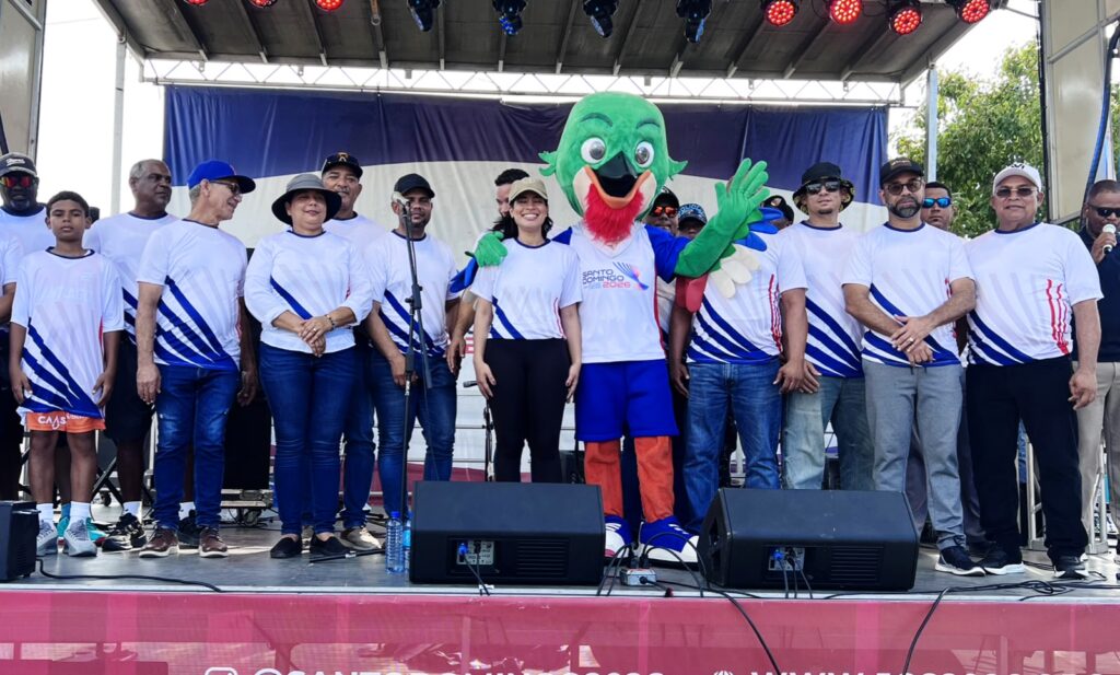 Leissa Virginia Cruz Polanco, gobernadora de la provincia de Montecristi, recibe la antorcha de los Juegos Santo Domingo 2026.