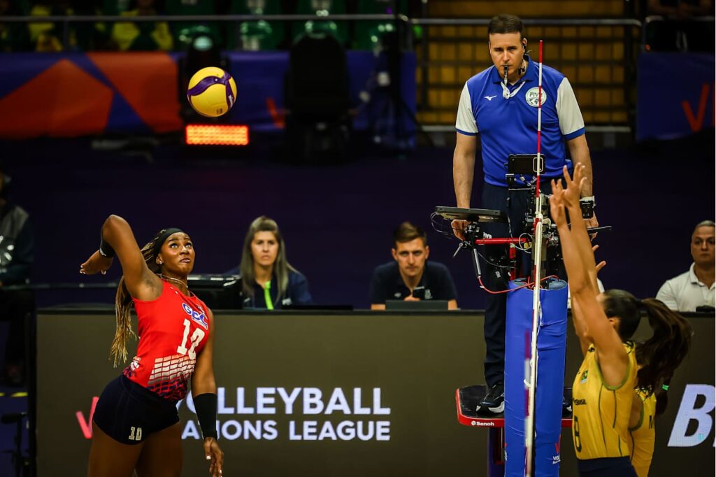 Flormarie Colón trata de burlar la defensa de Brasil en el tercer sets.