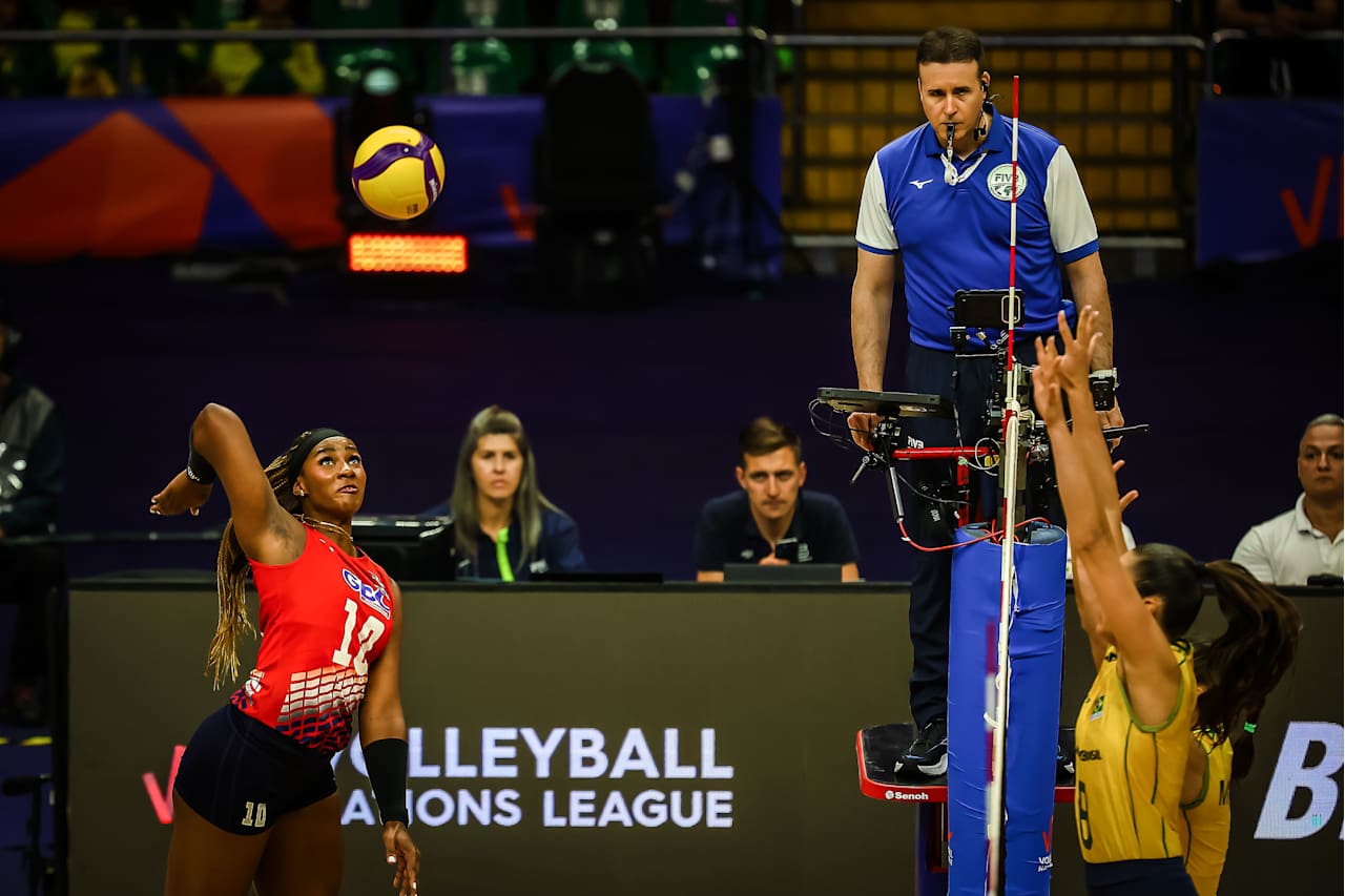 Flormarie Colón trata de burlar la defensa de Brasil en el tercer sets.
