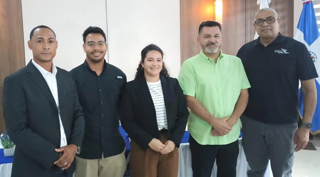 Kenny Núñez y Marcelo Derouville, presidente y tesorero de Fedopem, con los expositores Tamis Chas, David Flores y Mauricio Cortes Ruíz.