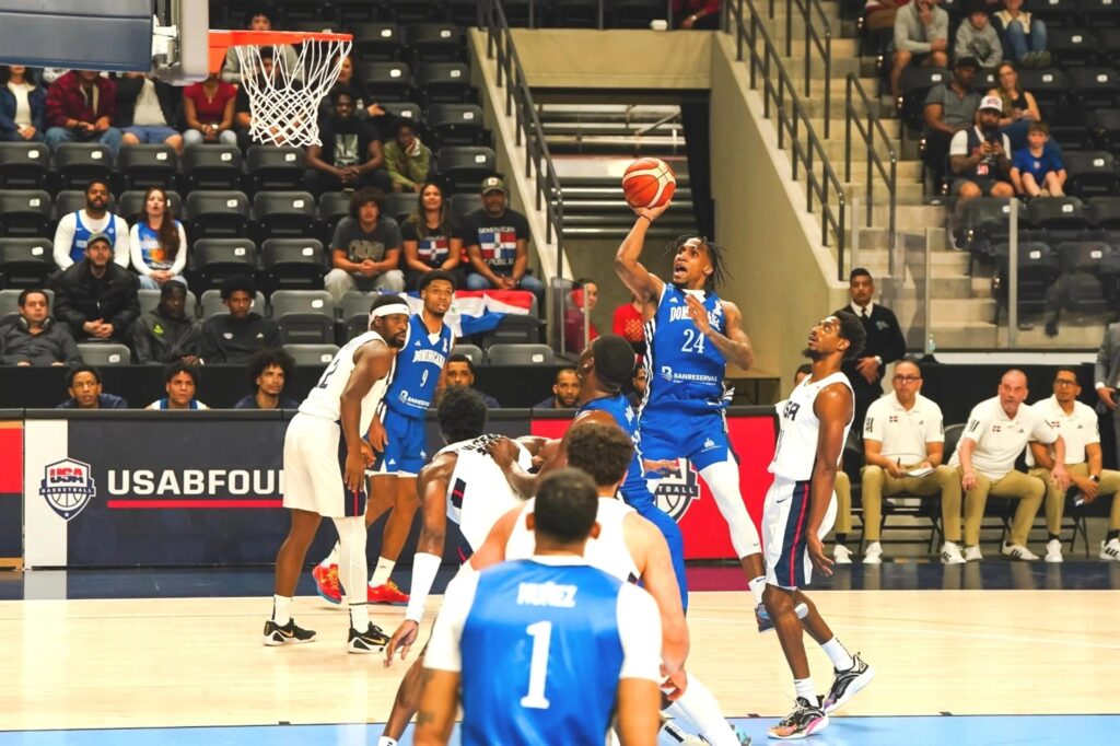 El dominicano Jassel Pérez se acomoda con su mano derecha para ejecutar un lance a la canasta en el partido ante los Estados Unidos, en febrero pasado.