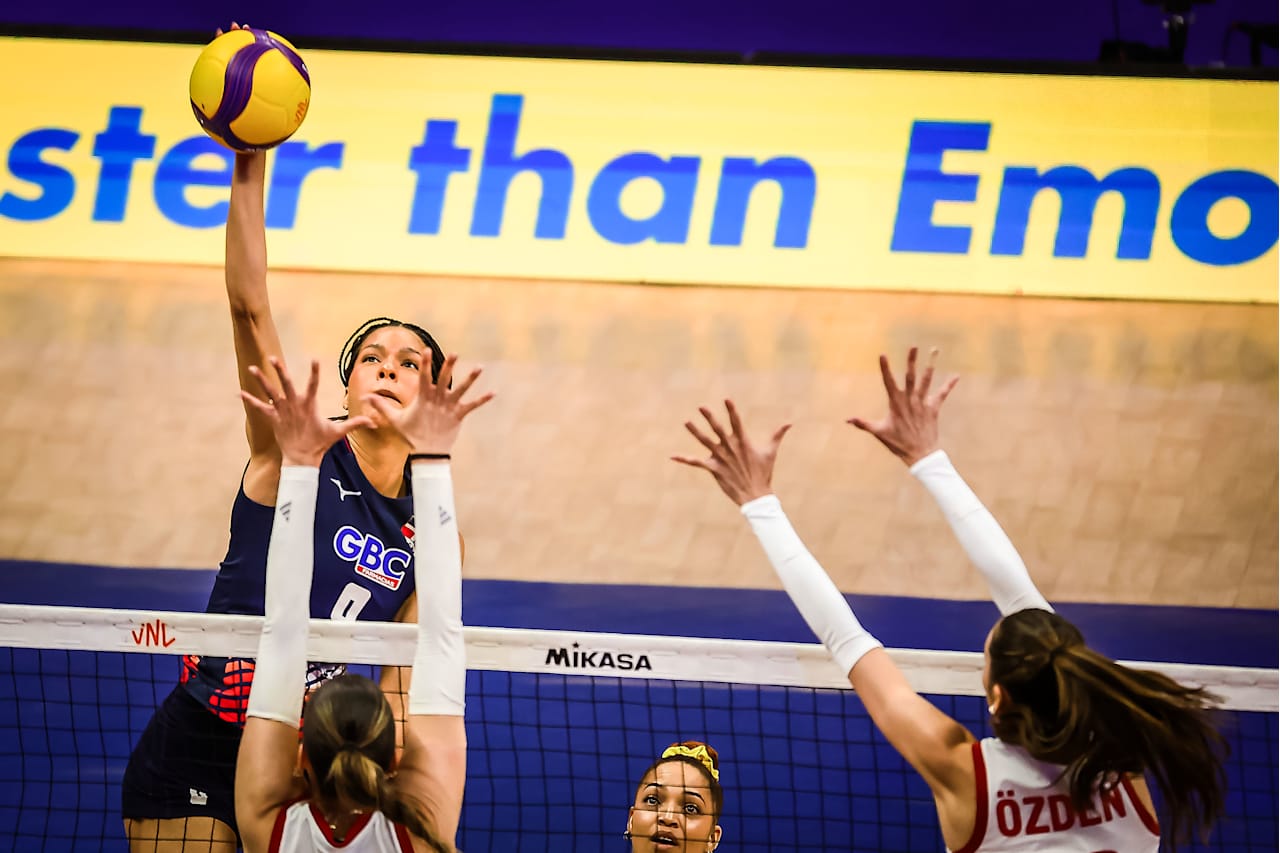 Alondra Tapia, de RD, trata de pasar un balón en uno de los partidos de la VNL