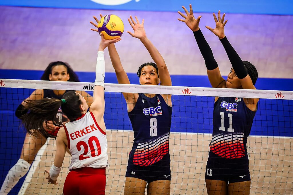Alondra Tapia y Geraldine González buscan bloquear a una rival ante Turquía.