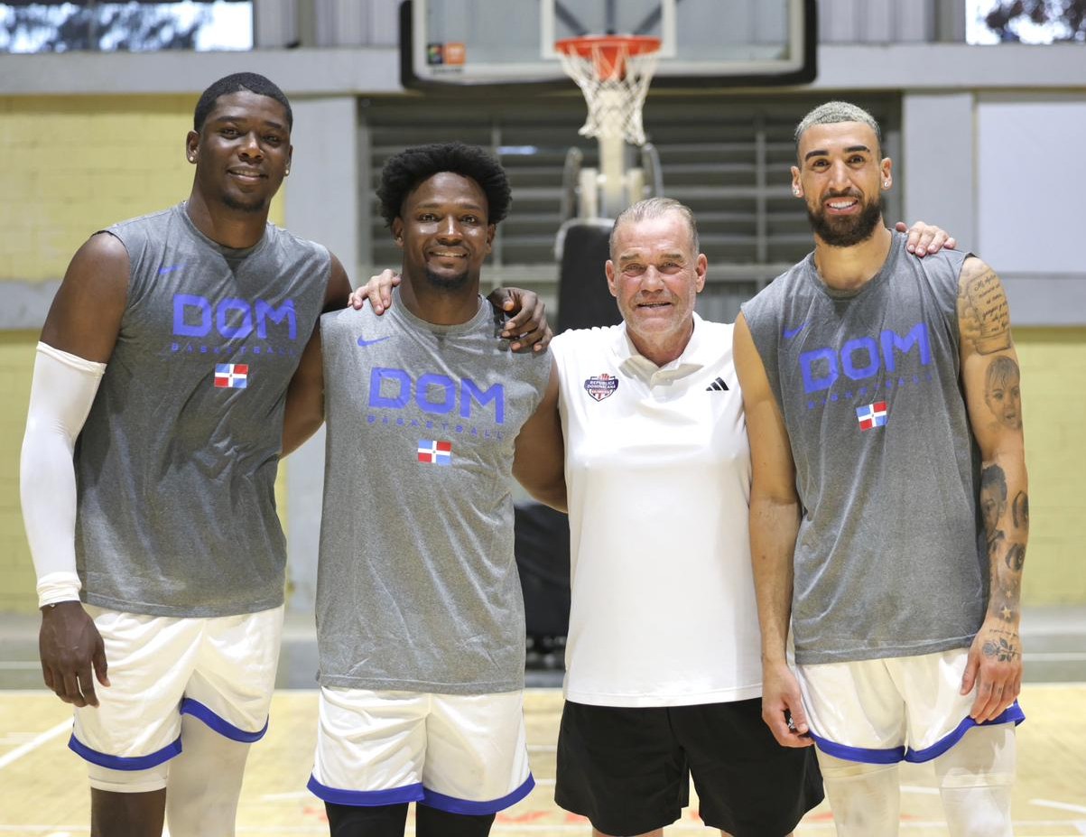 Ángel Luis Delgado, Andrés Feliz, el coach Néstor -Ché- García y Chris Duarte, en el primer día de entrenamientos del equipo nacional de baloncesto.