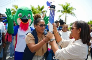 La alcaldesa Aracelis Valdez, realiza el pase de la antorcha de los Juegos Centroamericanos y del Caribe