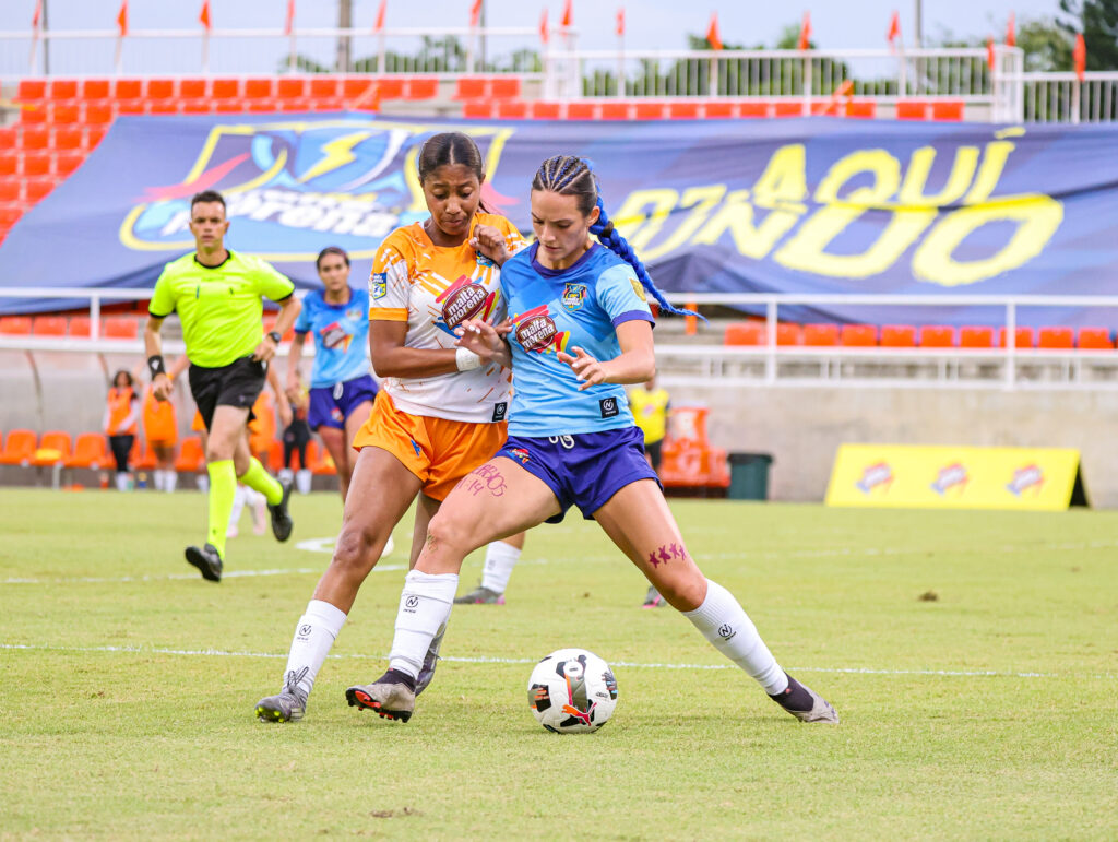 Acción en la rama femenina U18 Conexus vs St. Joseph's.