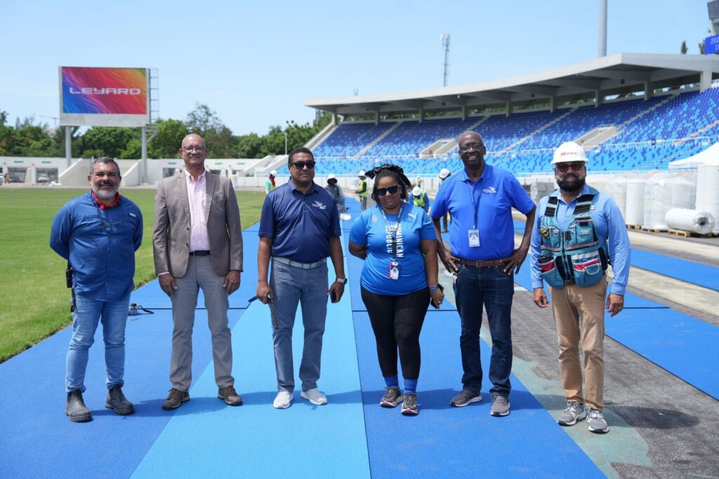 Funcionarios del Comité Organizador y representantes de la firma Ast Sports en la pista de atletismo. Desde la izquierda, Jesús Requena, de Ast Sports; Tomás Polanco, gerente general del Comité Organizador; José P. Monegro, presidente del Comité Organizador; María Cruceta, Venue Manager; Gerardo Suero Correa, jefe de Clúster del Centro Olímpico Juan Pablo Duarte y Alfredo Torrealba, también de Ast Sports.