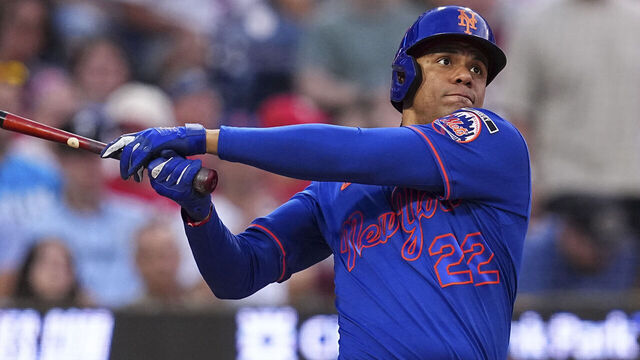 El toletero de los Mets, Juan Soto, fue retirado del partido del martes por la noche contra los Cachorros de Chicago debido a una rigidez en la espalda.