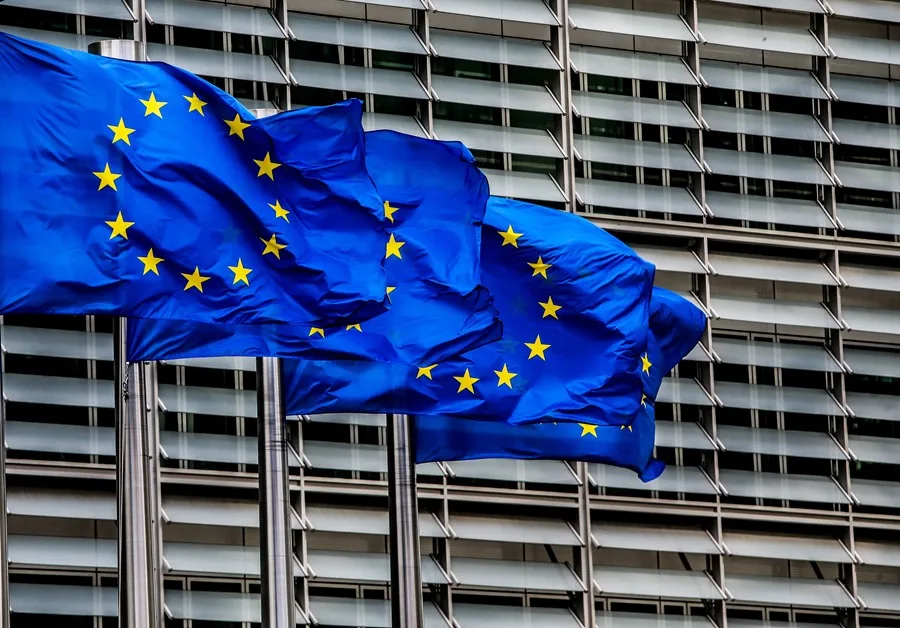 Banderas de la Unión Europea (UE) ondean frente a la sede de la Comisión Europea en Bruselas, Bélgica.