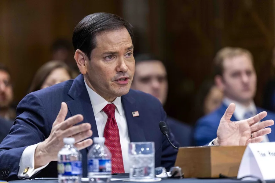 El jefe de la diplomacia estadounidense insistió en que el objetivo final de la política de la Administración de Donald Trump para Venezuela es que haya «unas elecciones multipartidistas, libres y justas», aunque no ofreció una posible fecha para los comicios. Rubio aseguró que se necesita «una prensa independiente para que haya elecciones libres y justas», una condición que dijo va en la buena dirección pero no está totalmente completada. También apuntó que «hay que dar espacio a los partidos políticos para que se organicen y se movilicen» y «se necesita una comisión electoral». El mapa político tras la captura de Maduro Las últimas elecciones presidenciales en Venezuela se celebraron el 28 de julio de 2024, cuando el Consejo Nacional Electoral (CNE), controlado por el chavismo, proclamó la reelección de Maduro sin presentar las actas electorales, aunque la oposición reivindicó la victoria de su candidato, Edmundo González Urrutia, hoy asilado en España. Marco Rubio pide que haya "lo antes posible" condiciones para las elecciones en Venezuela Fotografía de la líder de la oposición de Venezuela, María Corina Machado, durante un evento en Oslo, Noruega. EFE/EPA/Javad Parsa Desde la captura de Maduro, acusado de narcotráfico en Nueva York, la Administración de Donald Trump ha restablecido las relaciones diplomáticas con Venezuela y ha estrechado lazos con el Gobierno de la mandataria interina, Delcy Rodríguez, exvicepresidenta de Maduro. Washington asegura que ejerce un tutelaje sobre el Gobierno de Rodríguez, que ha impulsado una reforma para liberalizar el sector petrolero y una amnistía para presos políticos. La líder opositora venezolana y Premio Nobel de la Paz María Corina Machado, que reside en Estados Unidos, anunció la semana pasada que regresará «pronto» a Venezuela y que quiere ser candidata presidencial en unas elecciones «limpias y libres».