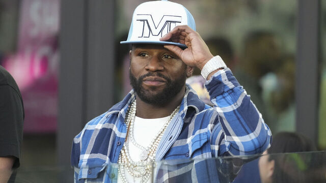 boxeador Floyd Mayweather enfrenta dos cargos por delitos graves en Las Vegas por presuntamente emitir un cheque sin fondos para comprar un reloj