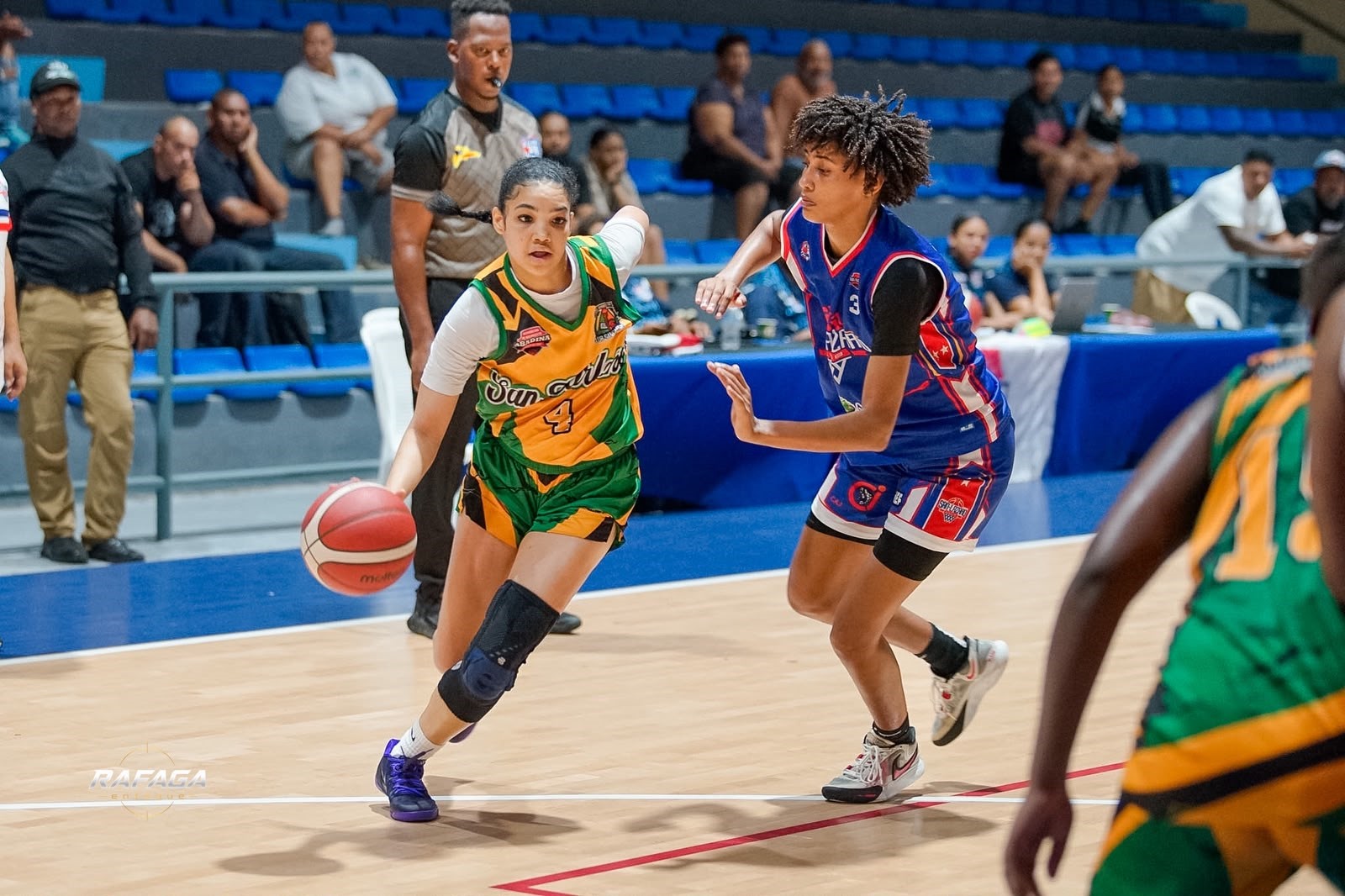Melissa Cabral, del club San Carlos, driblea el balón ante Vanessa Bautista, de San Lázaro.