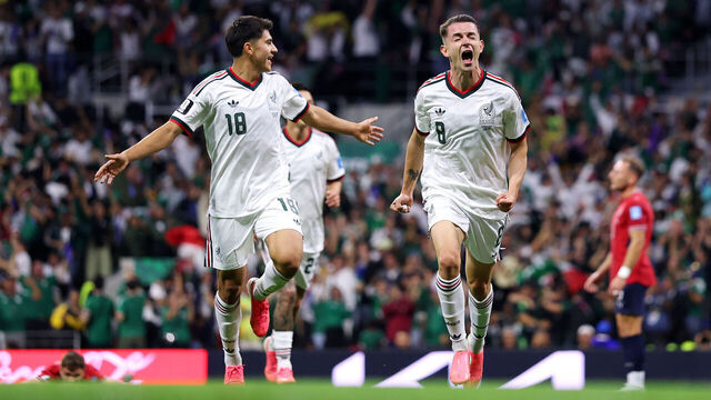 México, coanfitrión del torneo, se aseguró el primer puesto del Grupo A del Mundial con un récord perfecto al derrotar a la República Checa por 3-0 en el Estadio Azteca