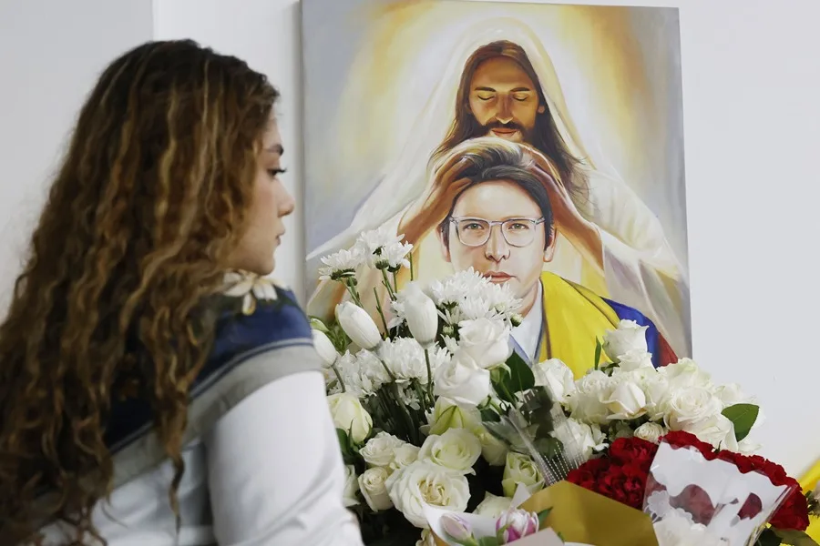 Una persona pone flores en un altar durante la conmemoración del primer aniversario del atentado contra Miguel Uribe Turbay en Bogotá (Colombia). EFE/ Mauricio Dueñas Castañeda.