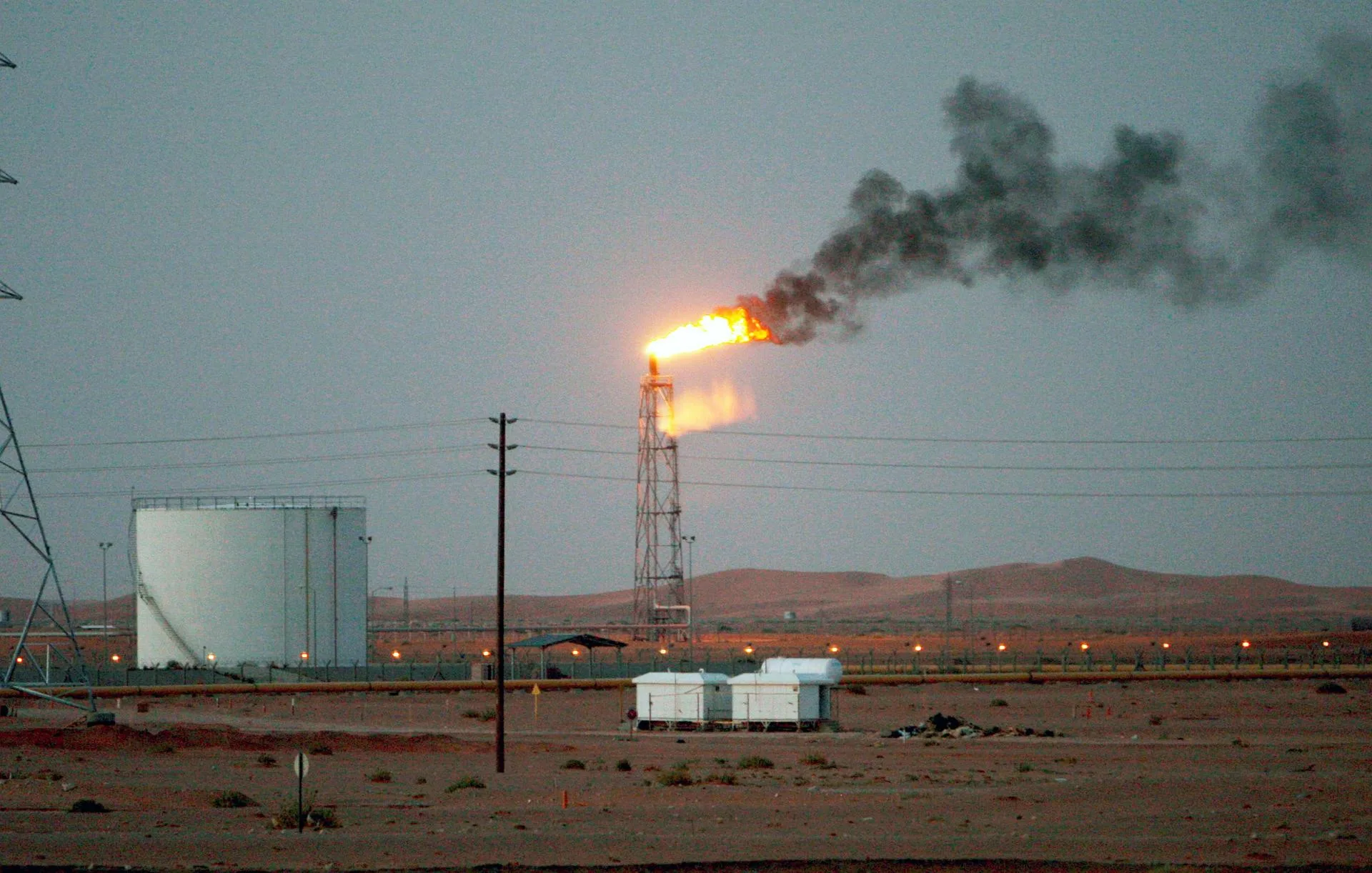 Imagen de archivo de una llama de gas detrás de oleoductos en el desierto en Arabia Saudí, 23 de junio de 2008.EPA/ALI HAIDER