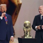 El presidente de la FIFA, Gianni Infantino (d), entrega el premio FIFA de la Paz al presidente de Estados Unidos, Donald Trump, durante el sorteo del Mundial de Fútbol FIFA 2026, en el Kennedy Center de Washington (Estados Unidos).