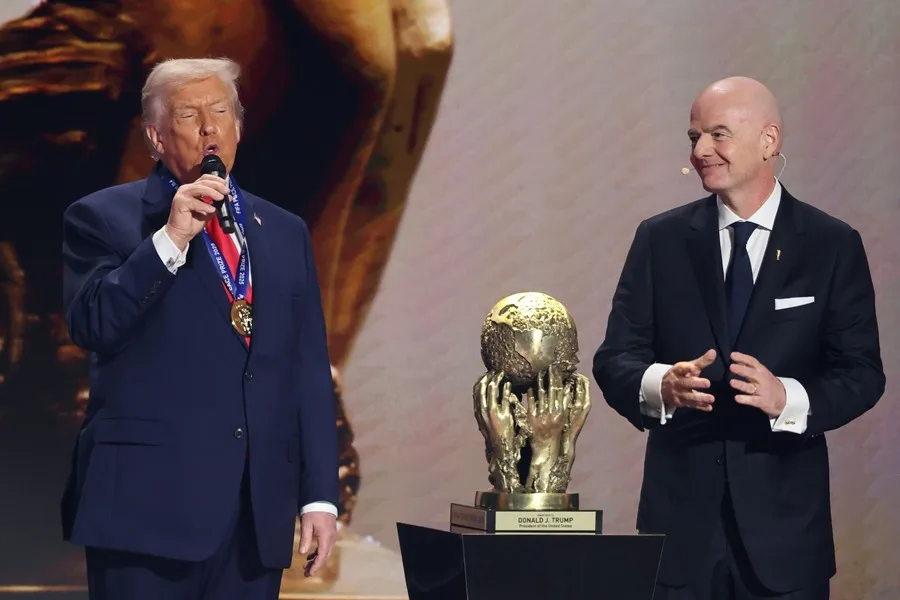 El presidente de la FIFA, Gianni Infantino (d), entrega el premio FIFA de la Paz al presidente de Estados Unidos, Donald Trump, durante el sorteo del Mundial de Fútbol FIFA 2026, en el Kennedy Center de Washington (Estados Unidos).