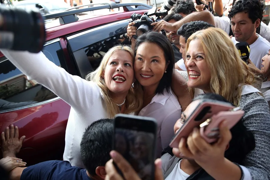 La candidata derechista a la Presidencia de Perú, Keiko Fujimori (c), en una fotografía de archivo. EFE/Paolo Aguilar