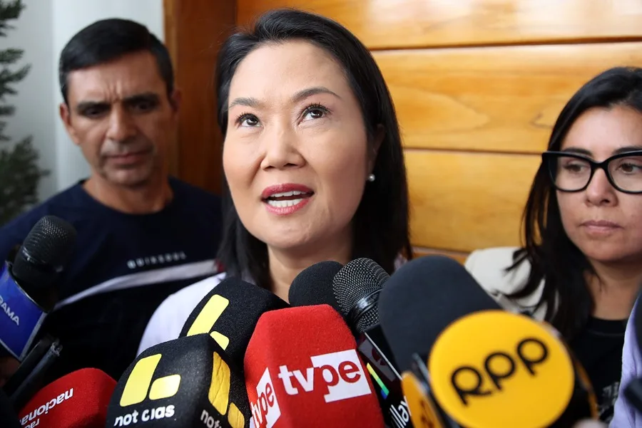 La candidata derechista Keiko Fujimori habla con periodistas este miércoles, en Lima (Perú). EFE/ Paolo Aguilar.