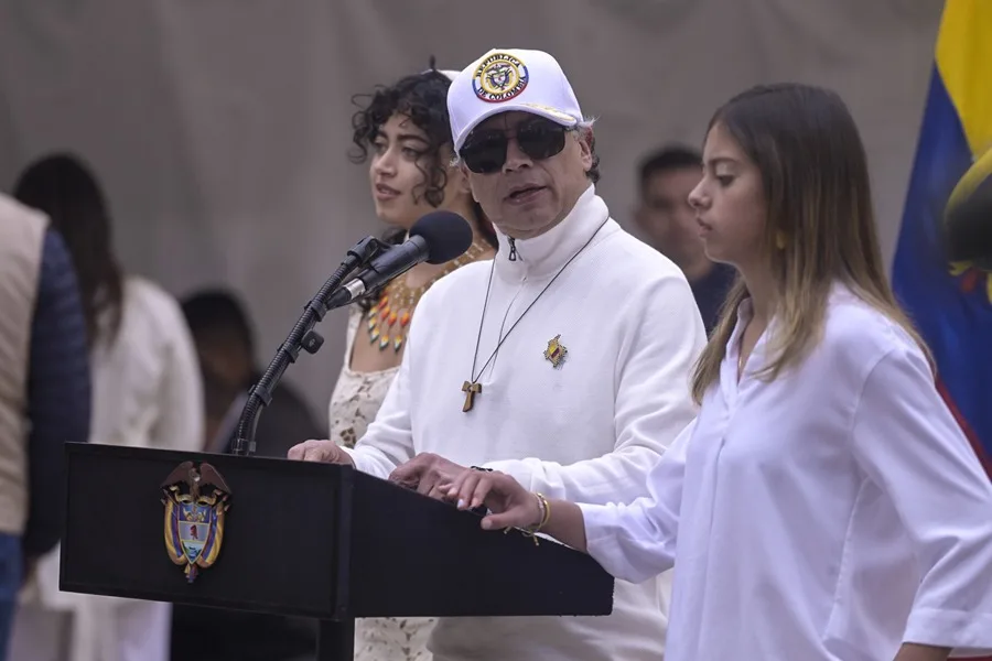 El presidente de Colombia Gustavo Petro habla luego de votar en la segunda vuelta de las elecciones presidenciales este domingo, que elegirá quien gobernará a Colombia en el periodo 2026-2030, en Bogotá (Colombia). EFE/ Natalia Pedraza.