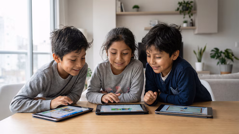 Noruega prohibirá el uso de inteligencia artificial a estudiantes entre 6 y 13 años y apuesta por el regreso de los libros impresos