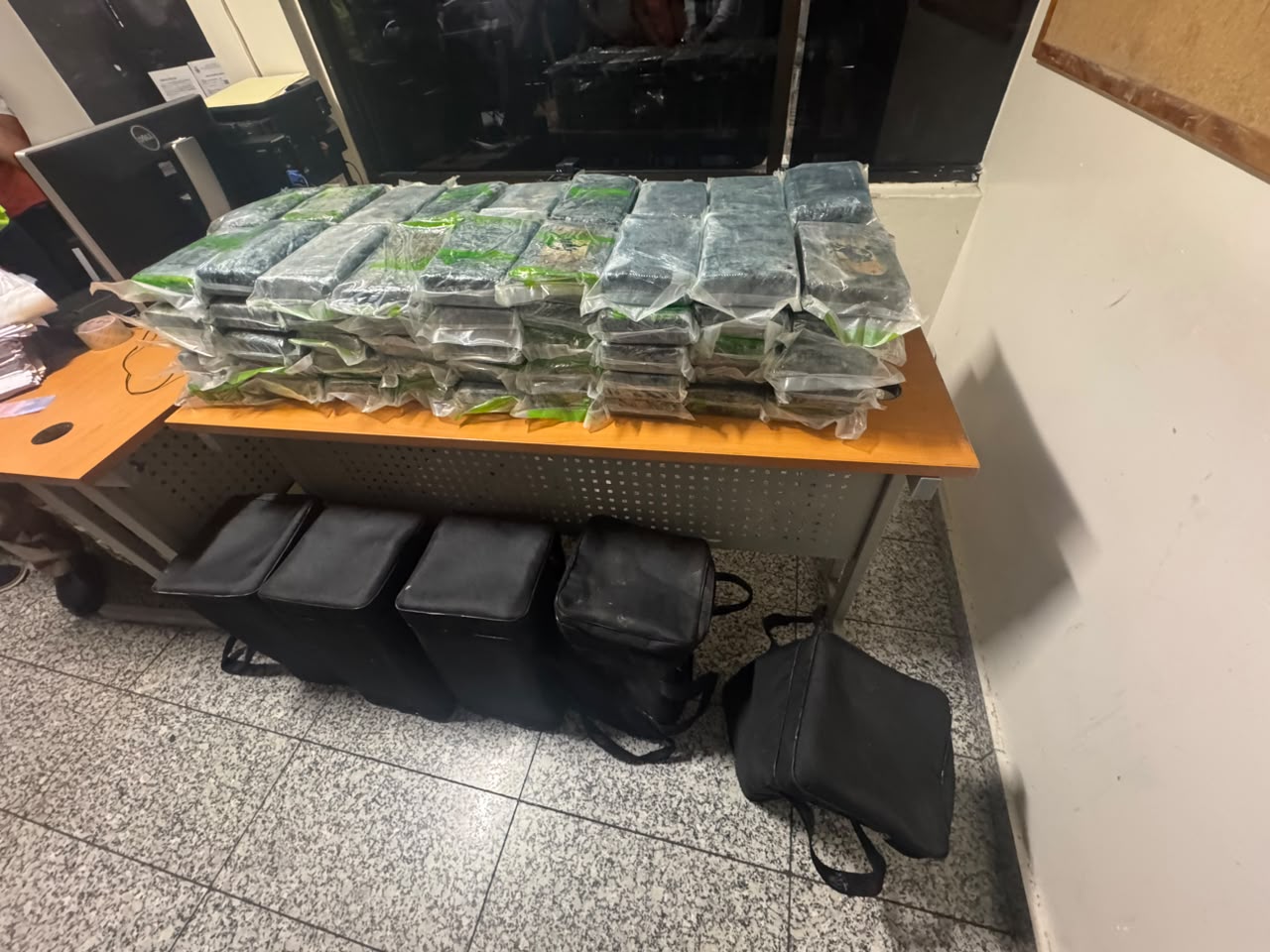 DNCD incauta 90 paquetes de presunta cocaína en el AILA